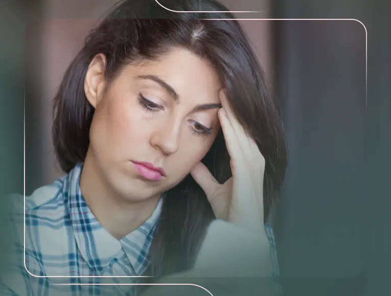 علت میگرن در خانمها 19 علت میگرن در خانمها؛ چرا در زنان شایعتر است؟